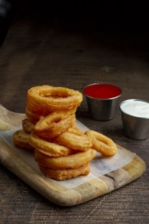 عکس غذای پیاز سوخاری کنار سس